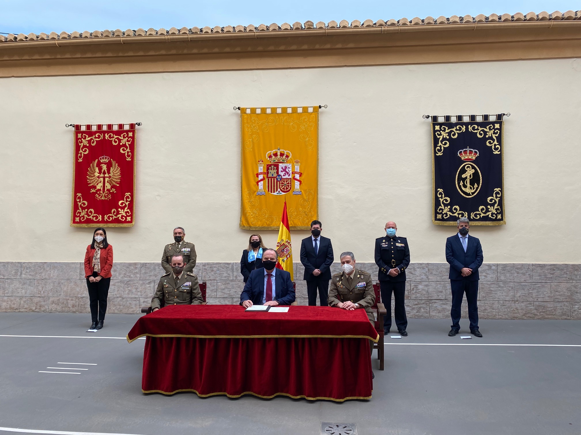 Defensa y Cámara Alcoy firman un convenio para la incorporación al mercado laboral del personal militar