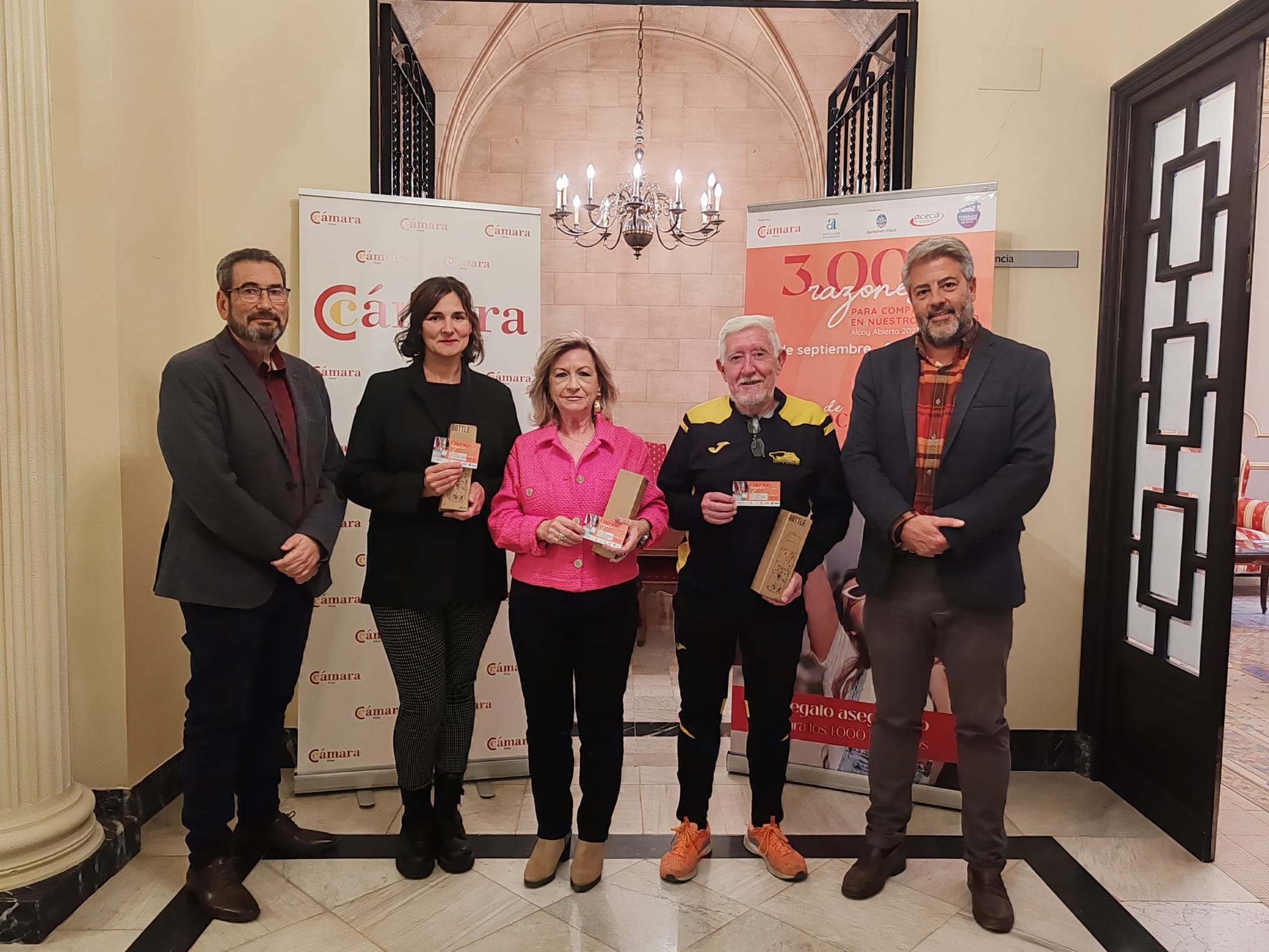 La Cámara entrega los premios a los ganadores del sorteo de la Nit del Comerç